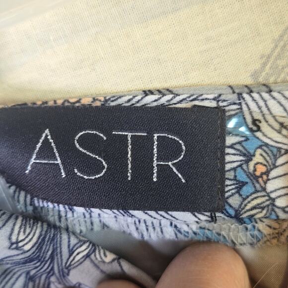 Astr Muted Floral Skirt small - Picture 7 of 9